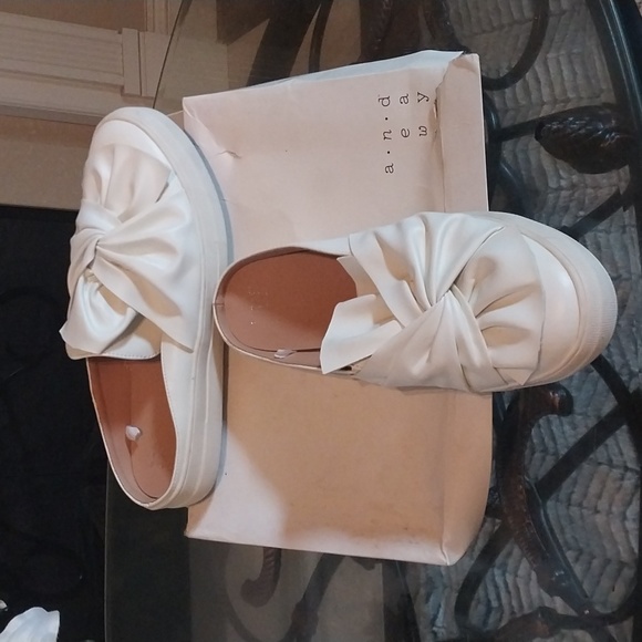 White slip in shoes with a bow on top - Picture 2 of 4